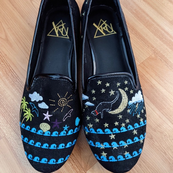 YRU embroidered cat on shoes and material is velvet size 7 - Picture 1 of 3